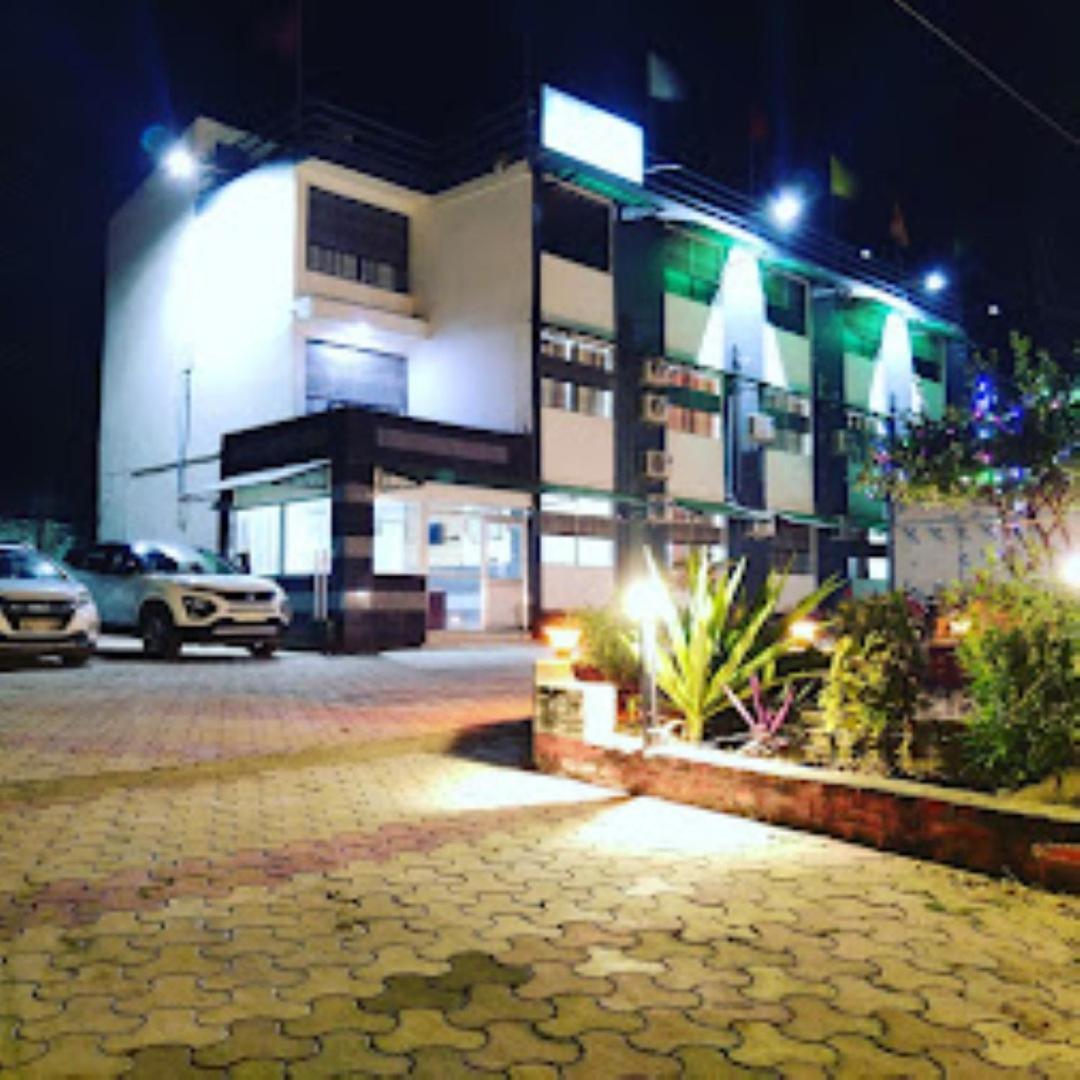Hotel Parth Sitapur Muafi エクステリア 写真
