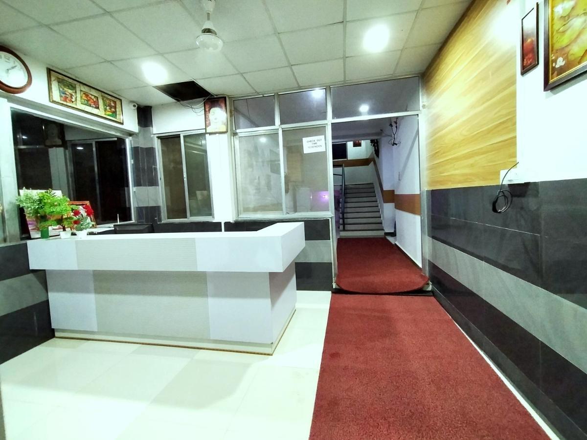 Hotel Parth Sitapur Muafi エクステリア 写真