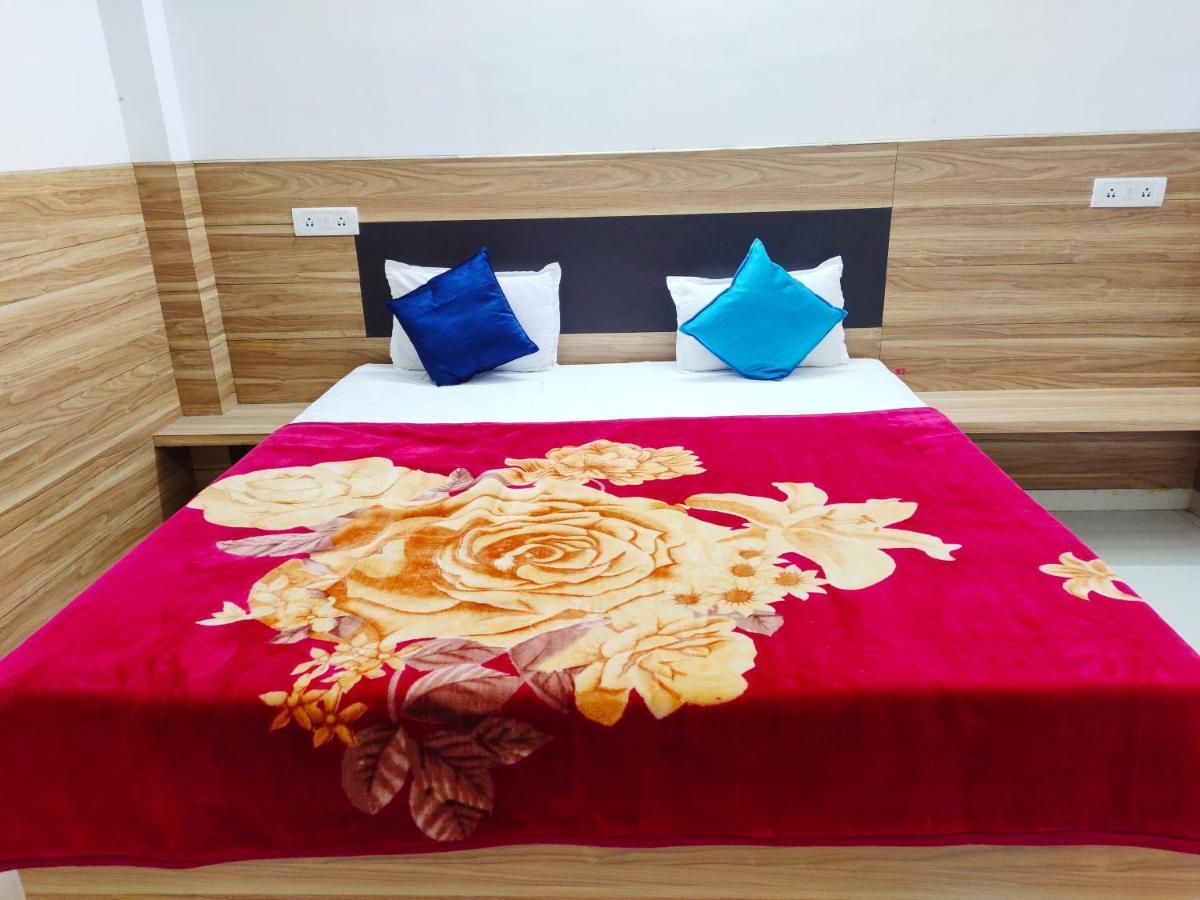 Hotel Parth Sitapur Muafi エクステリア 写真